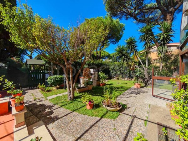 appartamento in vendita a Roma in zona Axa