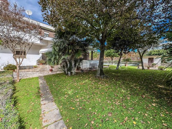 casa indipendente in vendita a Roma in zona Infernetto