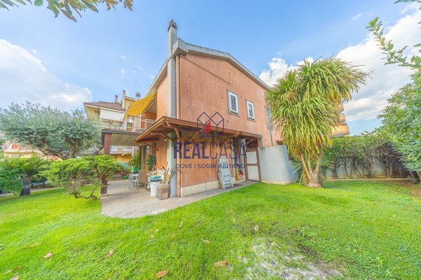 casa indipendente in vendita a Roma
