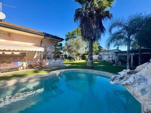 casa indipendente in vendita a Roma in zona Infernetto