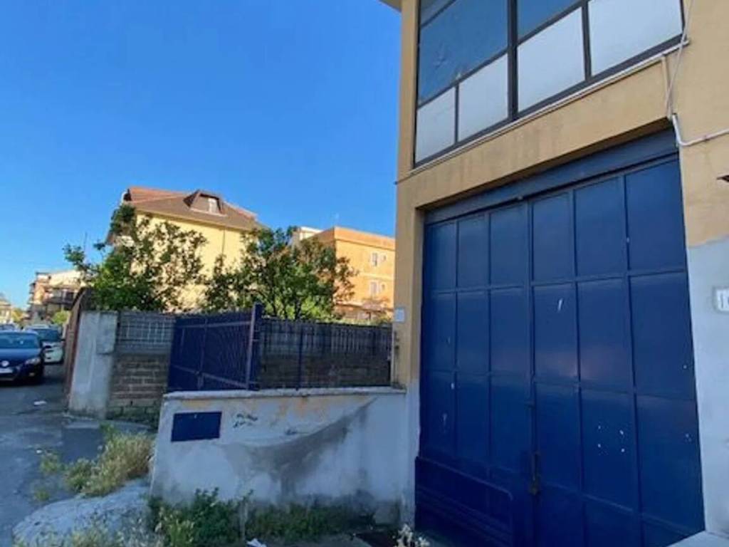 negozio in vendita a Roma in zona Finocchio