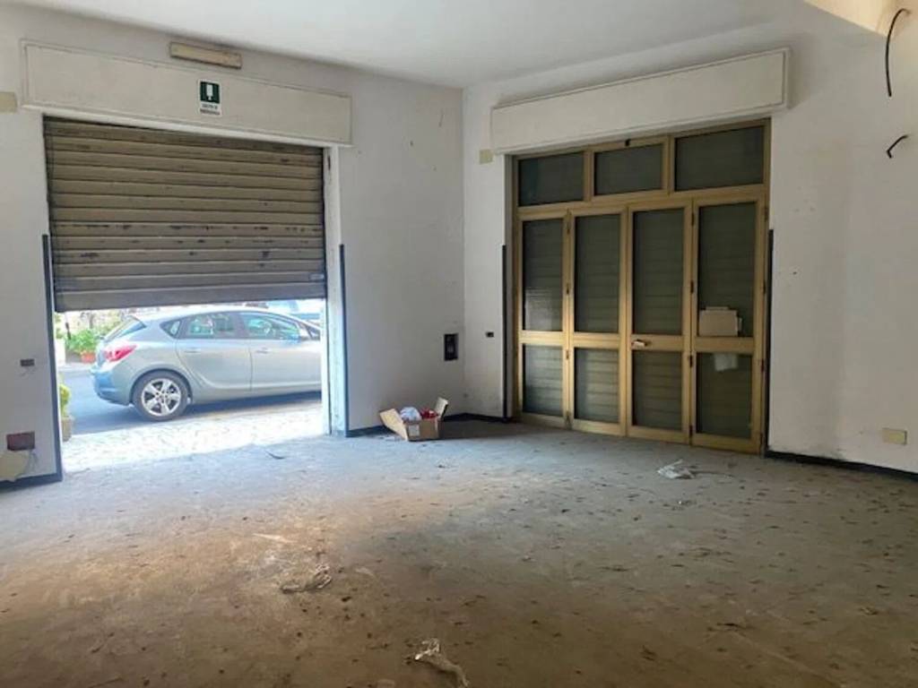 negozio in vendita a Roma in zona Finocchio