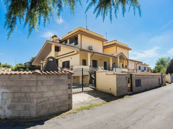 casa indipendente in vendita a Roma in zona Valle Muricana