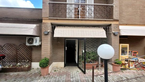 negozio in vendita a Roma in zona Selva Candida