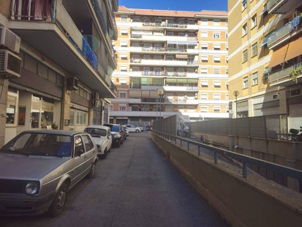 negozio in vendita a Roma in zona Cinecittà