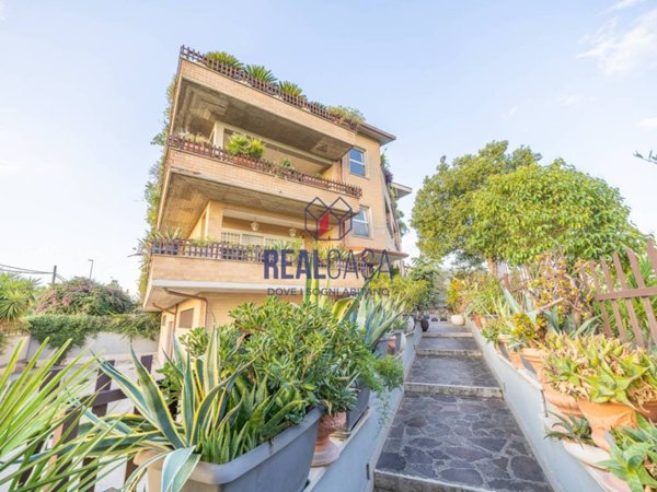 appartamento in vendita a Roma in zona Colle Prenestino