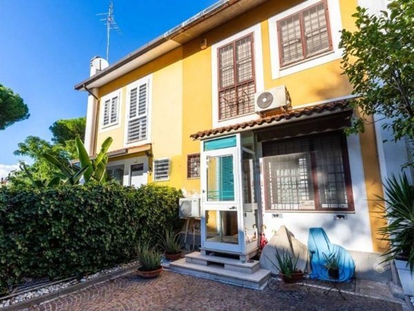 casa indipendente in vendita a Roma in zona Casal Palocco