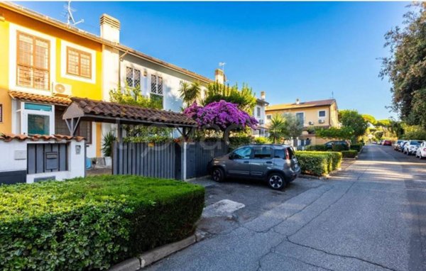 casa indipendente in vendita a Roma in zona Casal Palocco