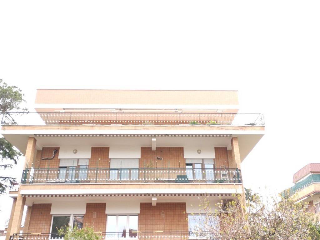 appartamento in vendita a Roma in zona Tomba di Nerone
