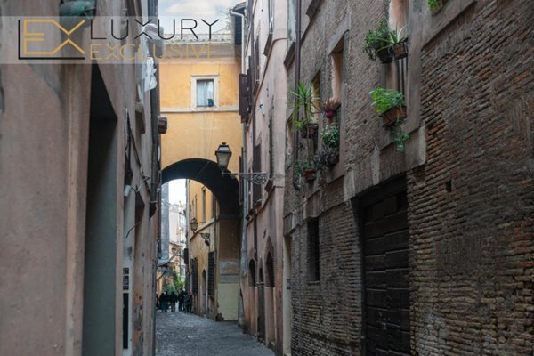 appartamento in vendita a Roma in zona Rione Regola