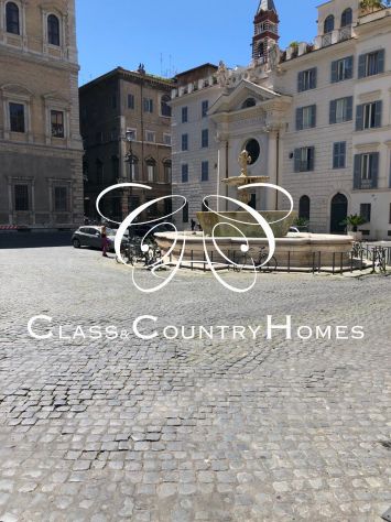 negozio in vendita a Roma in zona Rione Regola