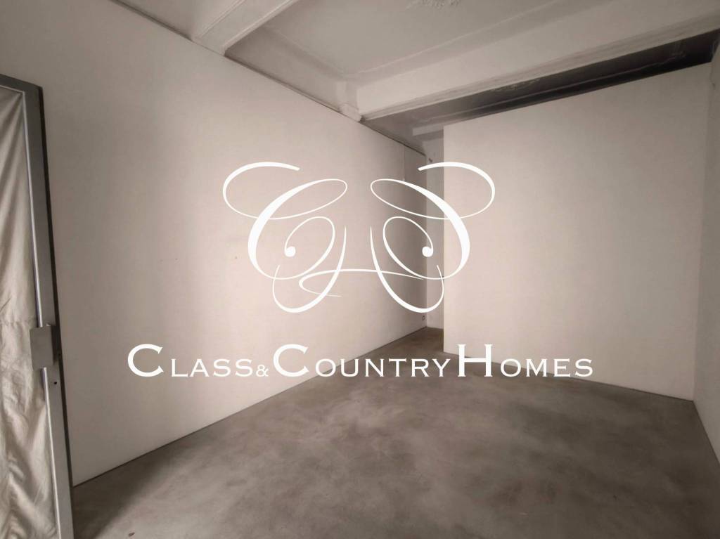 negozio in vendita a Roma in zona Rione Regola