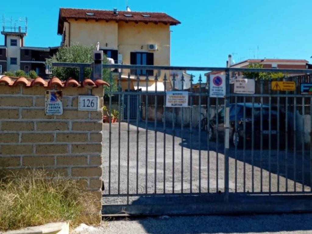 appartamento in vendita a Roma in zona Tor Bella Monaca