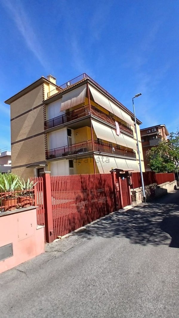 appartamento in vendita a Roma in zona Torre Angela