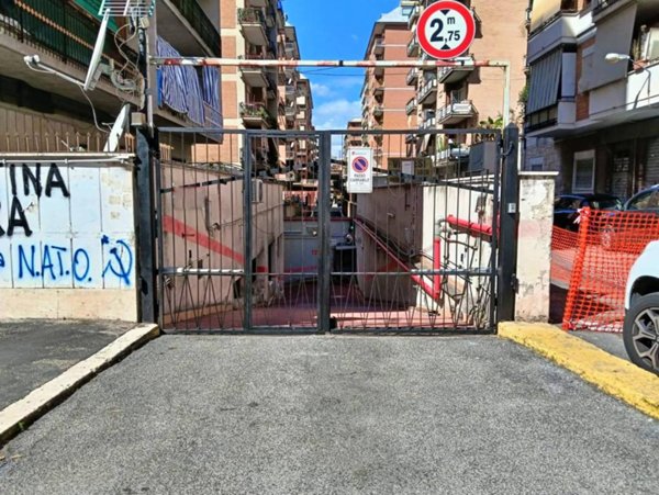 locale di sgombero in vendita a Roma in zona Appio Claudio