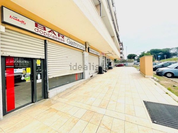 locale commerciale in vendita a Roma in zona Ponte di Nona