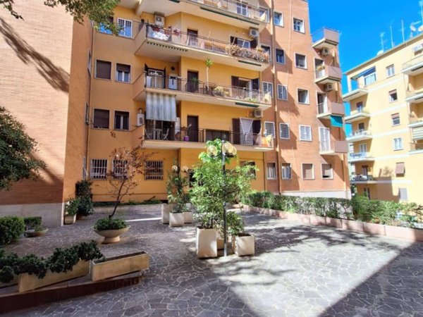 appartamento in vendita a Roma in zona Ostiense
