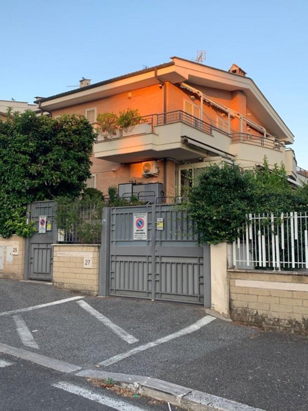 casa indipendente in vendita a Roma in zona Torrino
