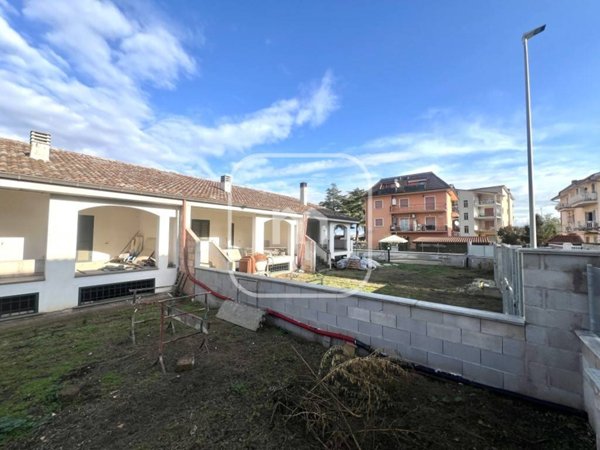 casa indipendente in vendita a Roma in zona Lunghezza