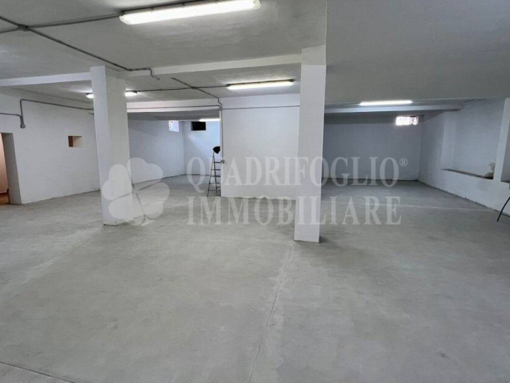 locale commerciale in vendita a Roma in zona Torre Angela