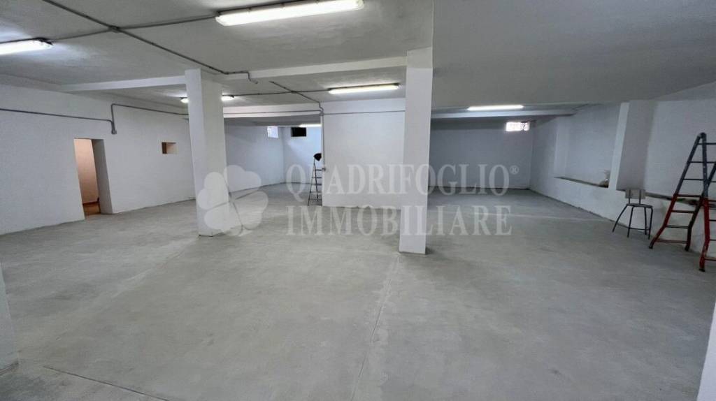 locale commerciale in vendita a Roma in zona Torre Angela