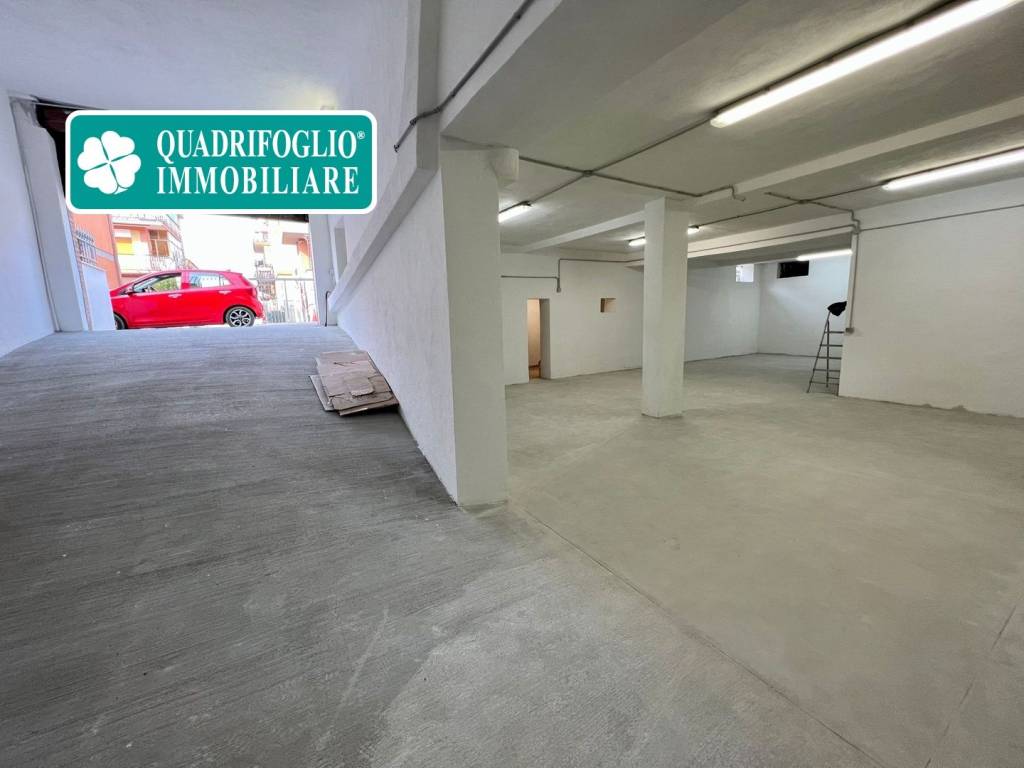 locale commerciale in vendita a Roma in zona Torre Angela