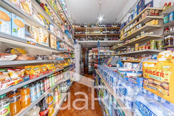 negozio in vendita a Roma in zona Rione Monti/Campitelli