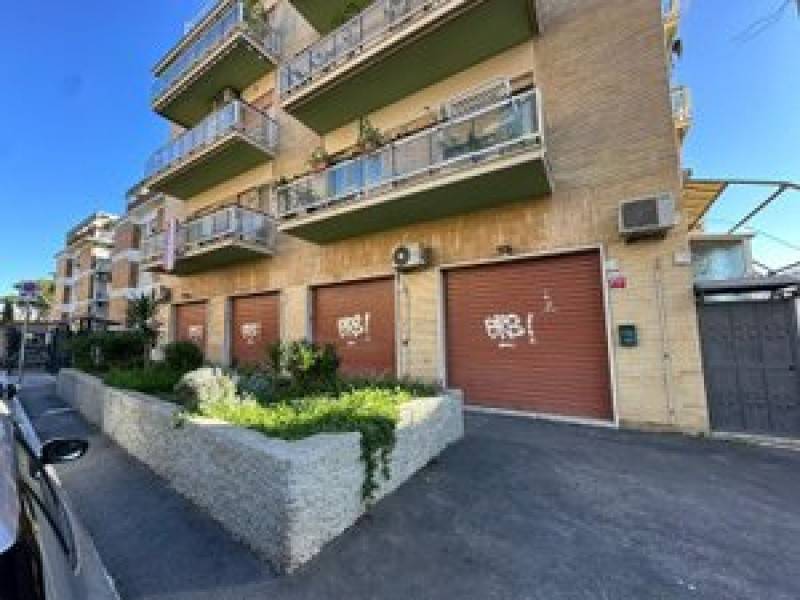 negozio in vendita a Roma in zona Torrevecchia