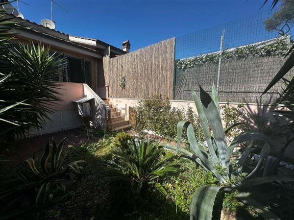 casa indipendente in vendita a Roma in zona Castel Porziano