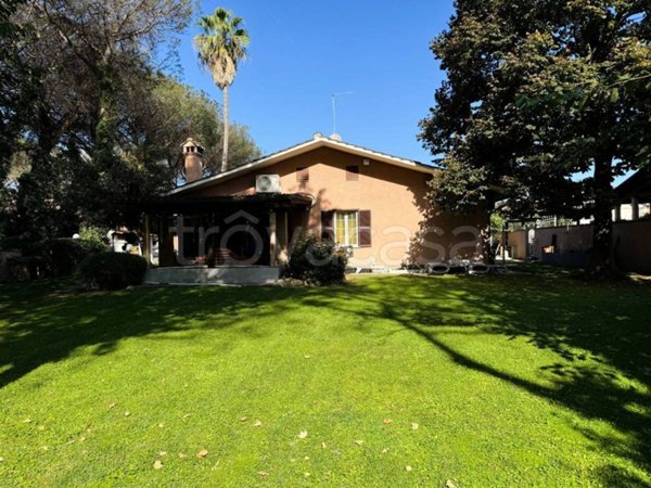 casa indipendente in vendita a Roma in zona Infernetto