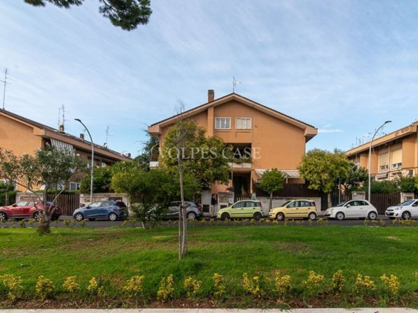 appartamento in vendita a Roma in zona Axa