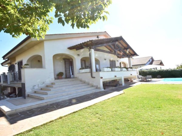 casa indipendente in vendita a Roma in zona Massimina/Casal Lumbroso