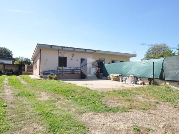 casa indipendente in vendita a Roma in zona Finocchio