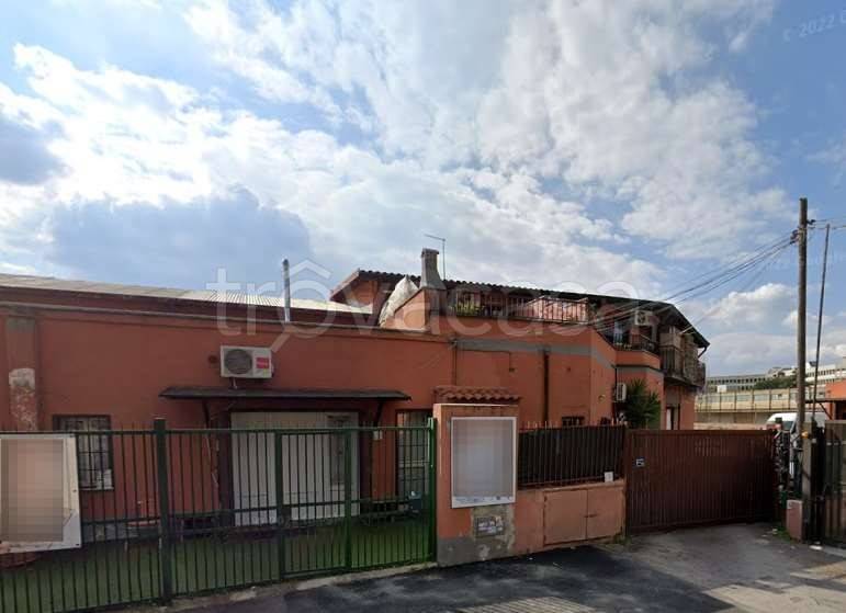 negozio in vendita a Roma in zona Casal Morena