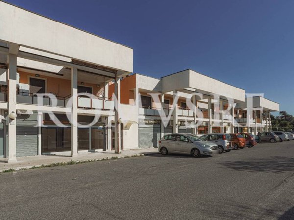 negozio in vendita a Roma in zona Infernetto