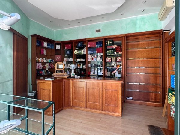 locale commerciale in vendita a Roma in zona Salario