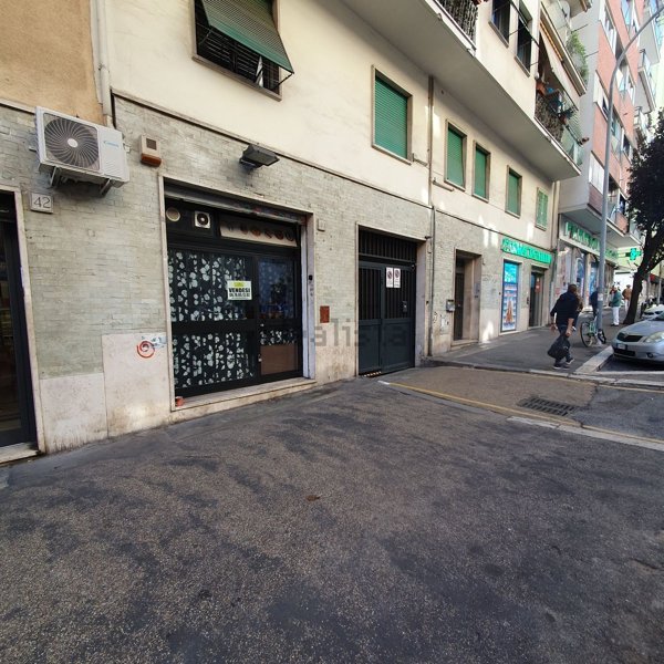 locale commerciale in vendita a Roma in zona Tuscolano