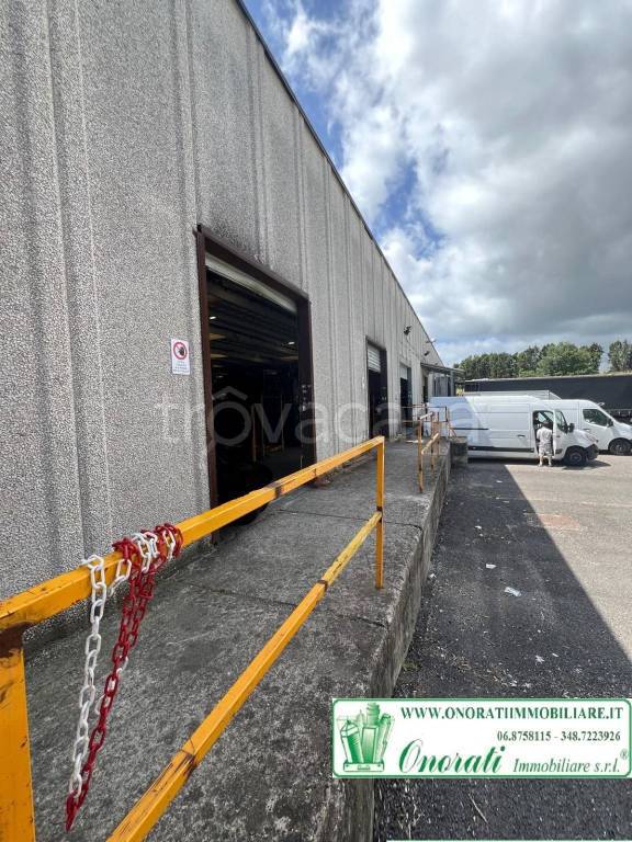 capannone in vendita a Roma in zona Cesano