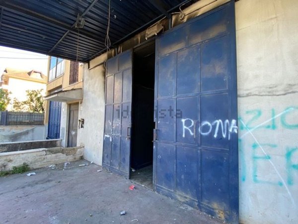 locale di sgombero in vendita a Roma in zona Tor Bella Monaca