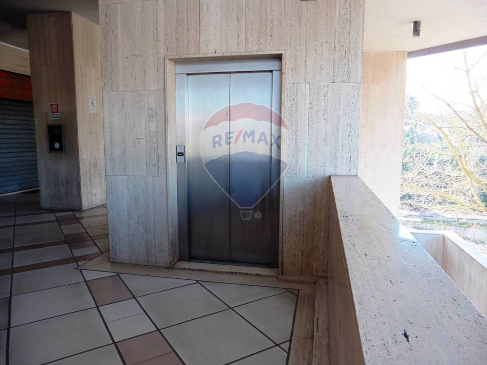 negozio in vendita a Roma in zona Spinaceto