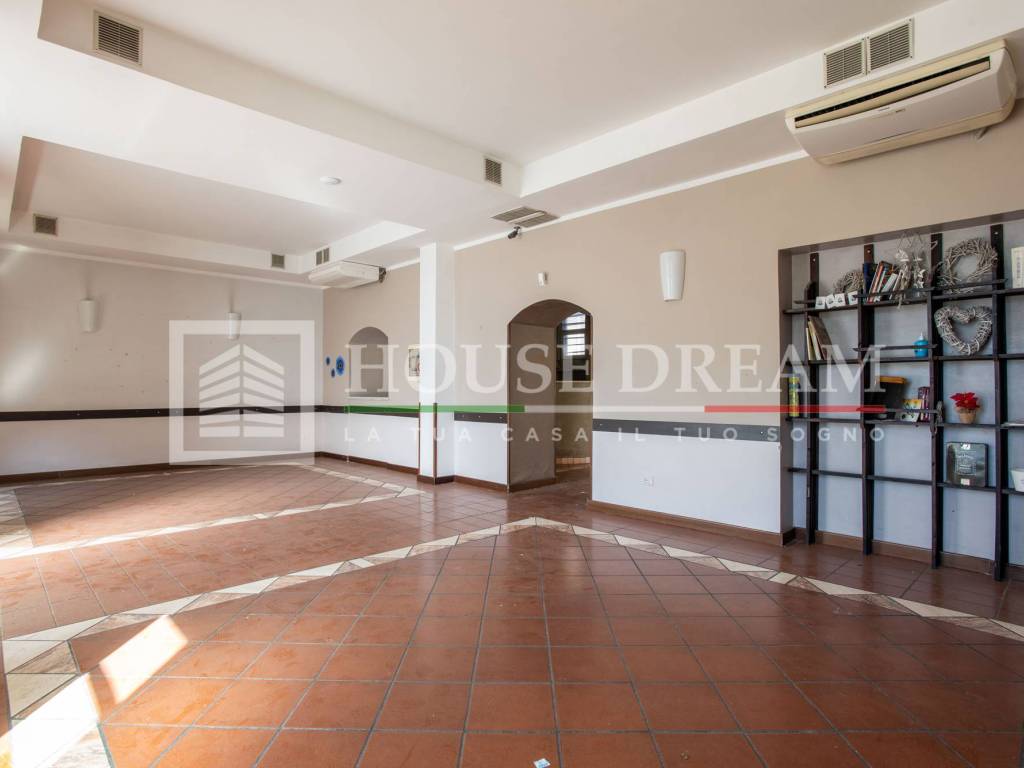 negozio in vendita a Roma in zona Appio Claudio