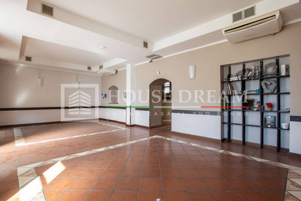 negozio in vendita a Roma in zona Appio Claudio