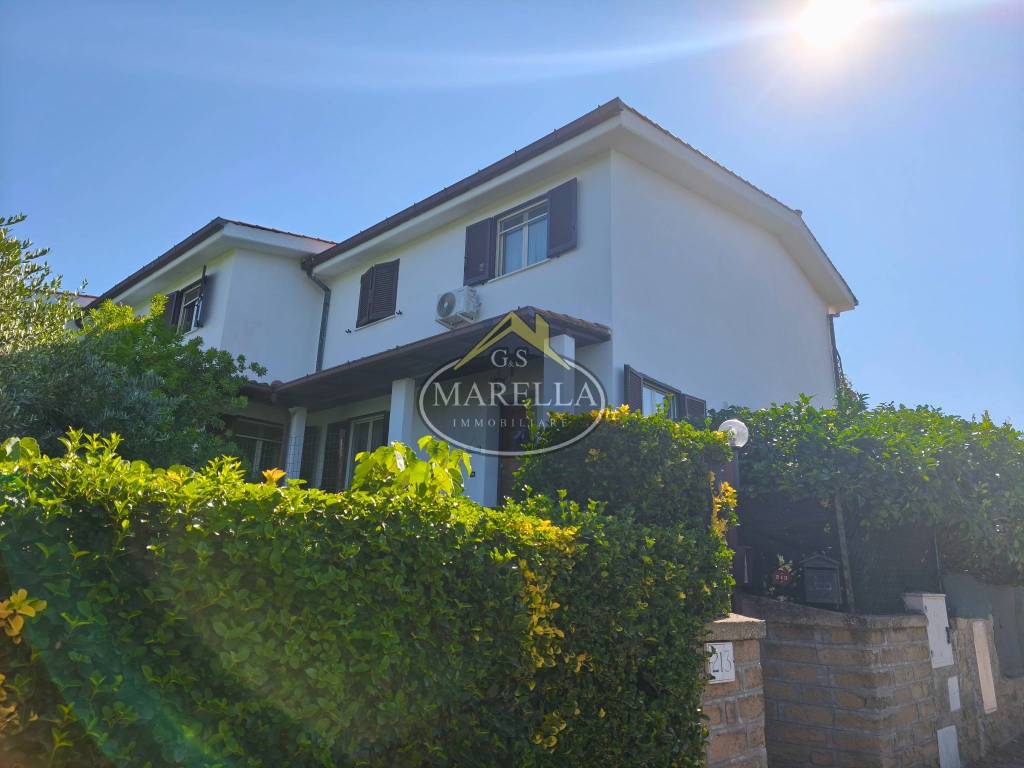 appartamento in vendita a Roma in zona Pantan Monastero