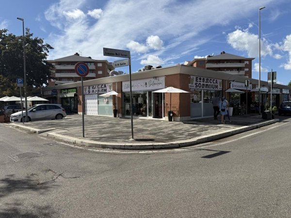 locale commerciale in vendita a Roma in zona Infernetto