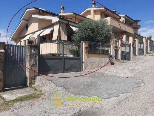 appartamento in vendita a Roma in zona Valle Muricana