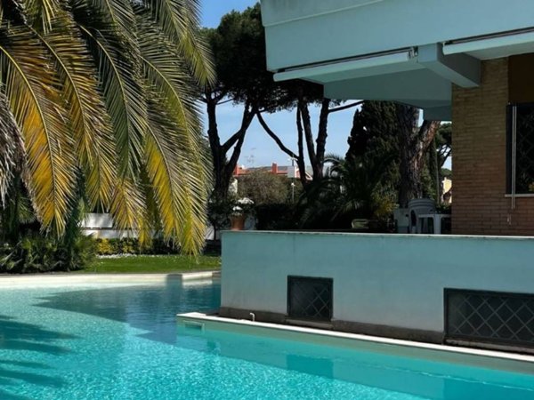 casa indipendente in vendita a Roma in zona Casal Palocco