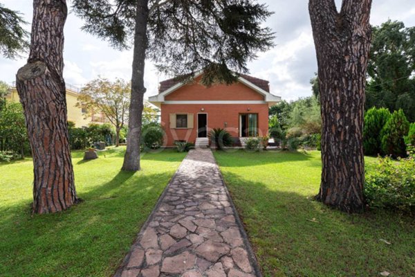 casa indipendente in vendita a Roma in zona Infernetto