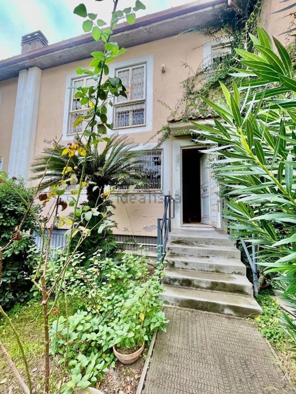 casa indipendente in vendita a Roma in zona Casal Palocco