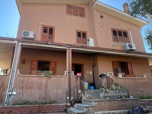 casa indipendente in vendita a Roma in zona Longarina