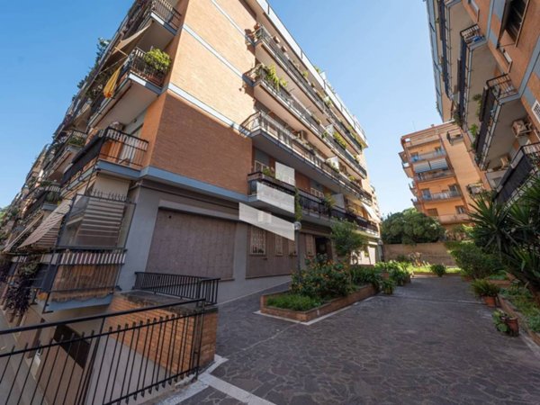 appartamento in vendita a Roma in zona Ardeatino